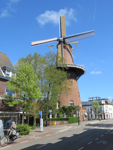 829637 Gezicht op de molen Rijn en Zon aan de Adelaarstraat te Utrecht, die onlangs gerestaureerd is.